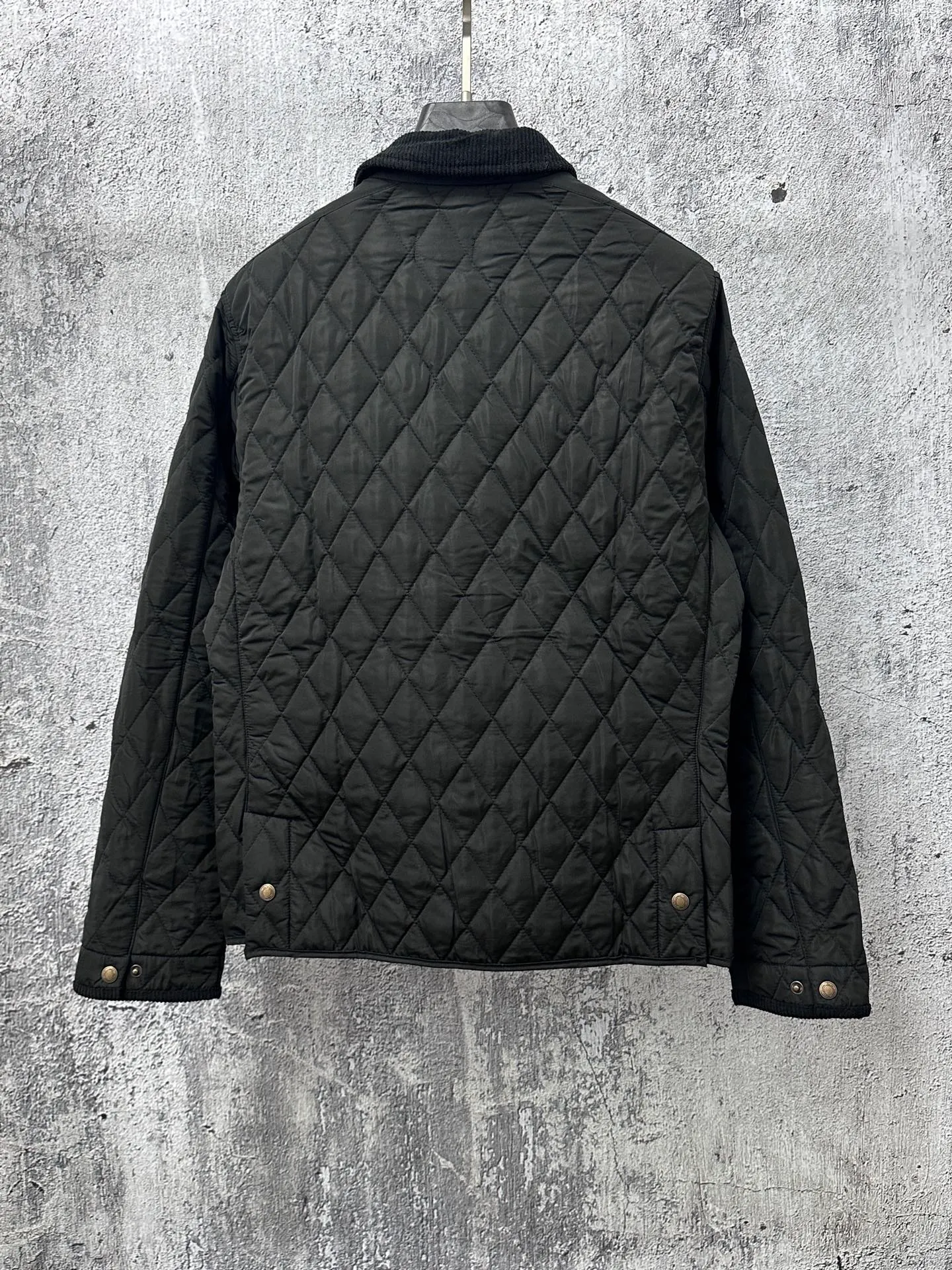 P370 【Rah Lauren】Rah Lauren’s classic old-money style workwear rhombus retro jacket, super heavy-duty, lots of details, imported machine-pressed grid technology, three-dimensional tailoring buttons, custom-made metal snaps with clear logo, which adds a lot of points to the whole. The lines are very smooth, delicate and have a sense of design. Fabrics that prevent cotton from running out are used to lock in warmth at all times and double the soft touch. The whole piece is made of rhombus quilting technology and is exquisite. Its three-dimensional structure is fashionable and has a high rate of turning heads when it comes to the street. What makes people shine is that it is the same for men and women. Size: S-XL